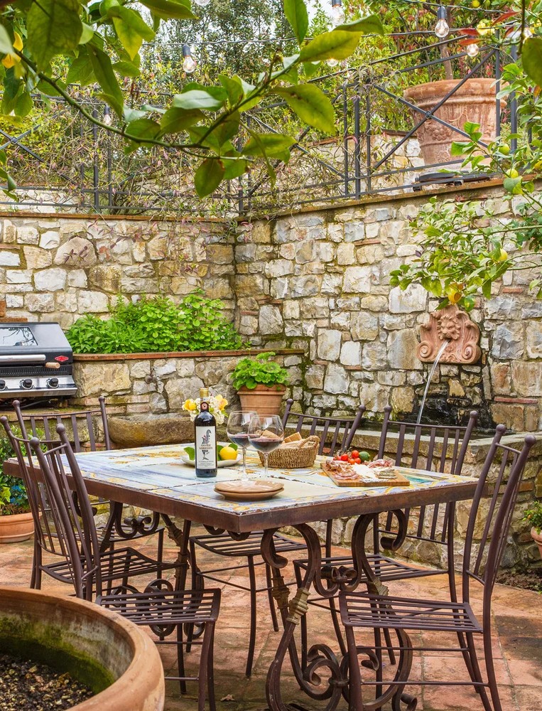 TuscanFarmhouseEstate-5-Outdoor-Dining